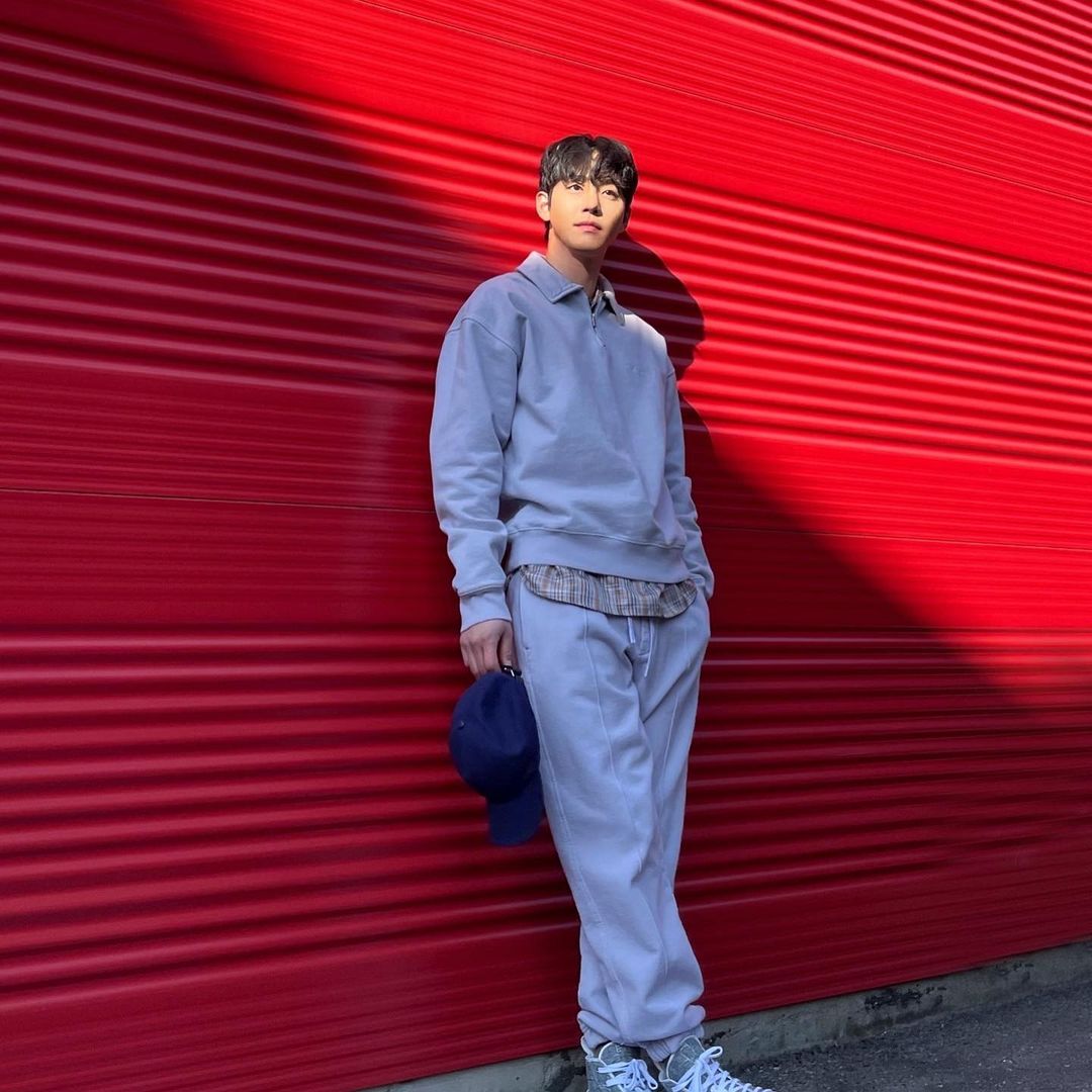 安孝燮黑打底穿搭,安孝燮社内穿搭