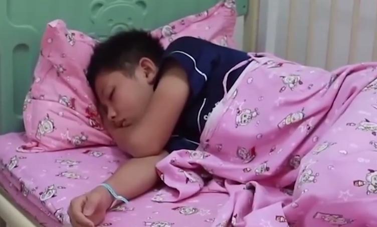 保姆无偿照顾雇主遗孤十余年,雇主夫妇双双重病临终托孤