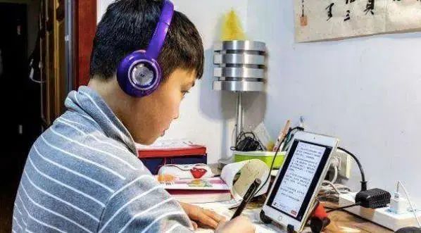 心理学家郑重提醒：上网课期间，父母该怎样预防孩子游戏成瘾？