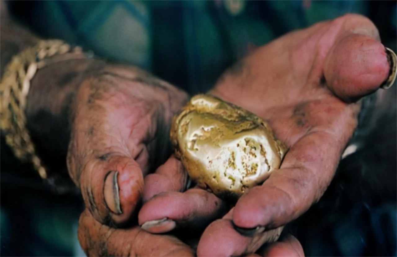 广西“上林帮”非洲淘金：每天如刀尖舔血，常备200克金子保命