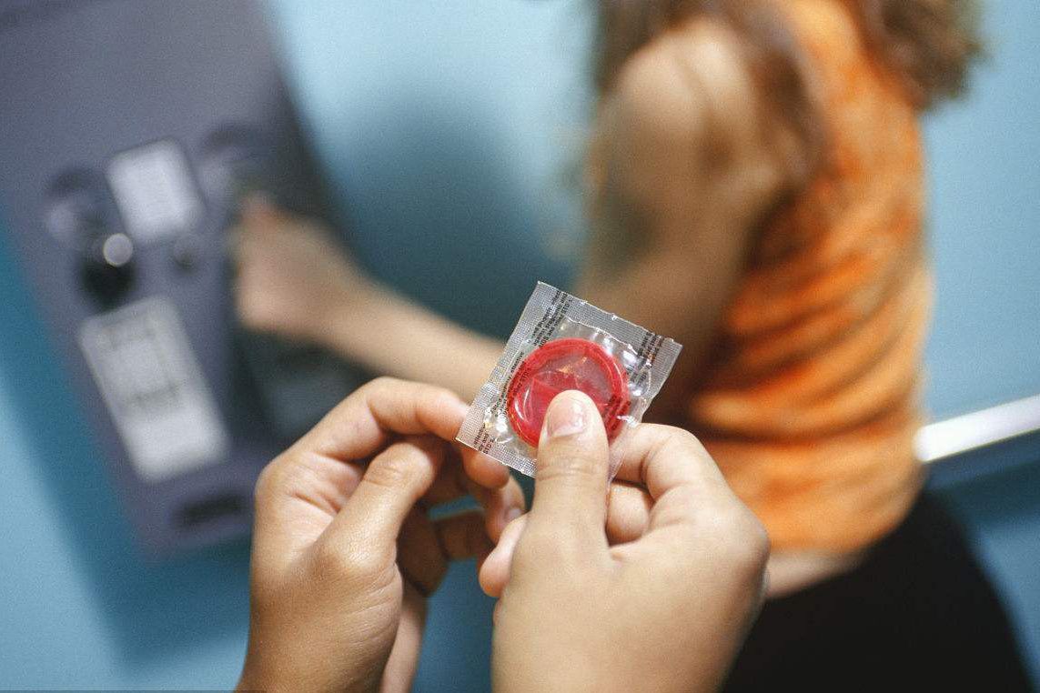 安全套“套”上就完事？这4个错误做法，不少男性还没意识到