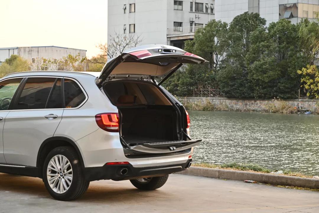 二手宝马x5黑武士顶配14款价格,银灰色二手柴油版宝马x5
