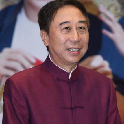 冯巩调侃吃海参,巩汉林回怼用海参比喻