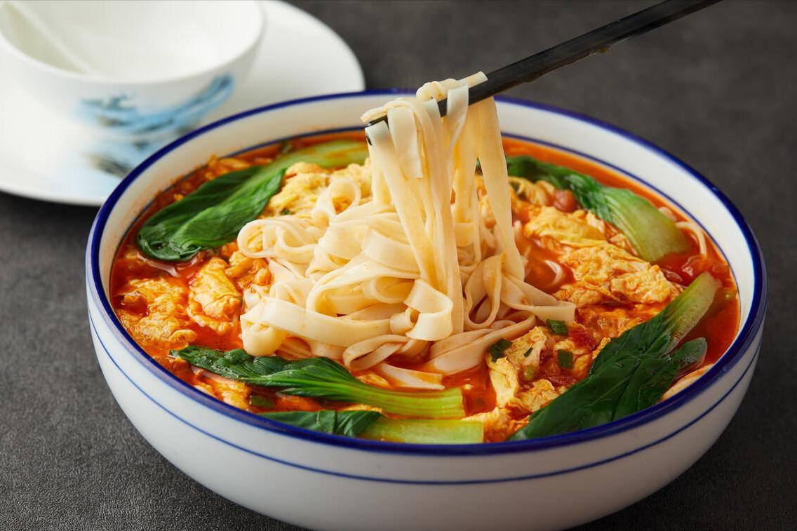 天冷做面条的方法和技巧,冬天面条的神仙吃法酸辣拌面