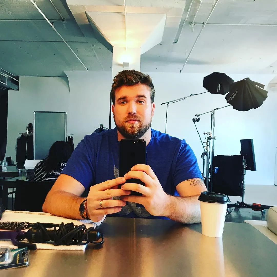 全球首席大码男模特为Rihanna内衣大秀走秀，展现傲人大肚腩