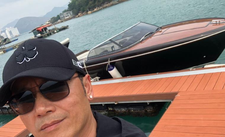 走进63岁苗侨伟香港的生活，住豪宅开游艇，好友遍布整个娱乐圈