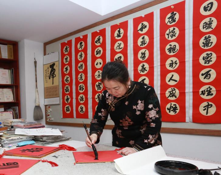 平安迎虎岁防疫不放松——“百姓艺术家”刘迅甫义写春联四十一年