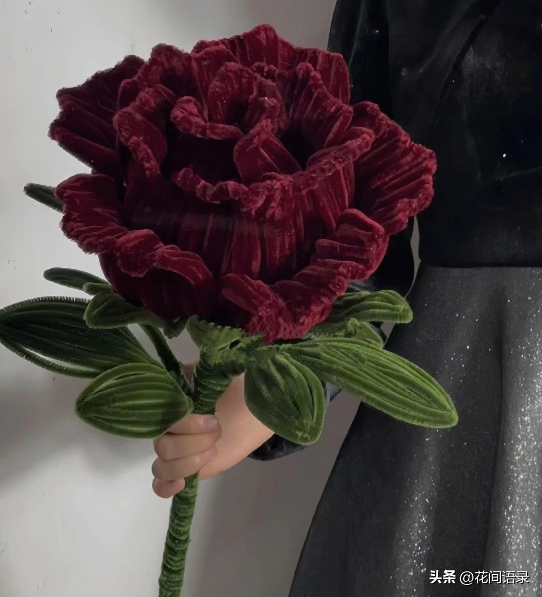 成都小伙送女友“巨型玫瑰花”告白，浪漫又搞笑，网友：这爱够沉