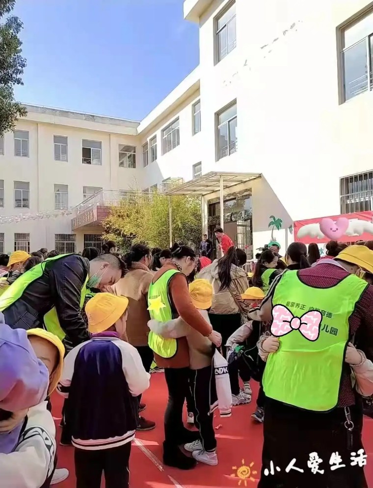 大手拉小手亲子运动会主题,动动小手