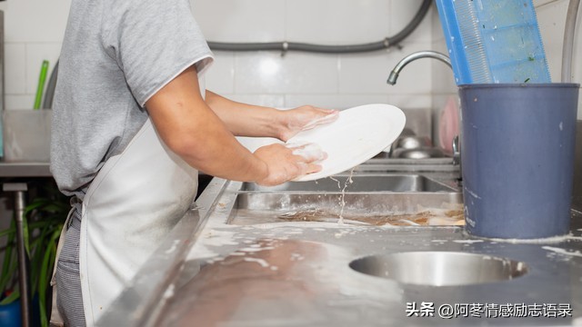 19岁小伙在河南打工不顺流落街头,19岁小伙求职让人泪目