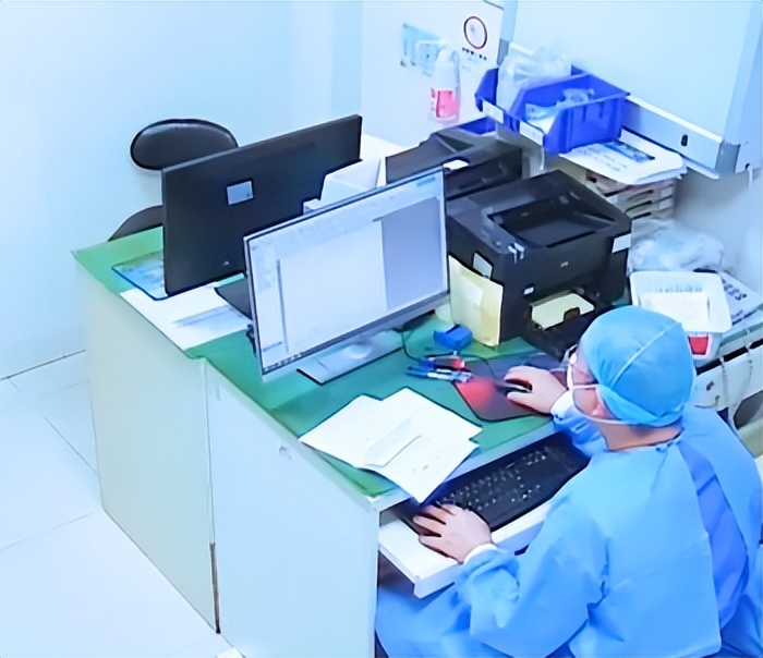 女子腿受伤到医院不给治疗,女子腿摔伤去医院为什么不救治