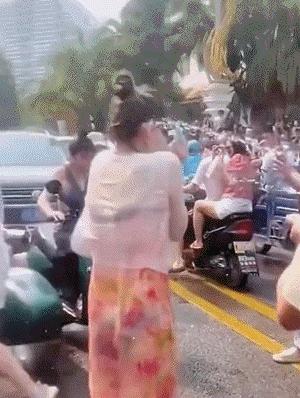 趁着泼水节公然对女生进行骚扰！向女生私密部位喷水还撕扯衣服