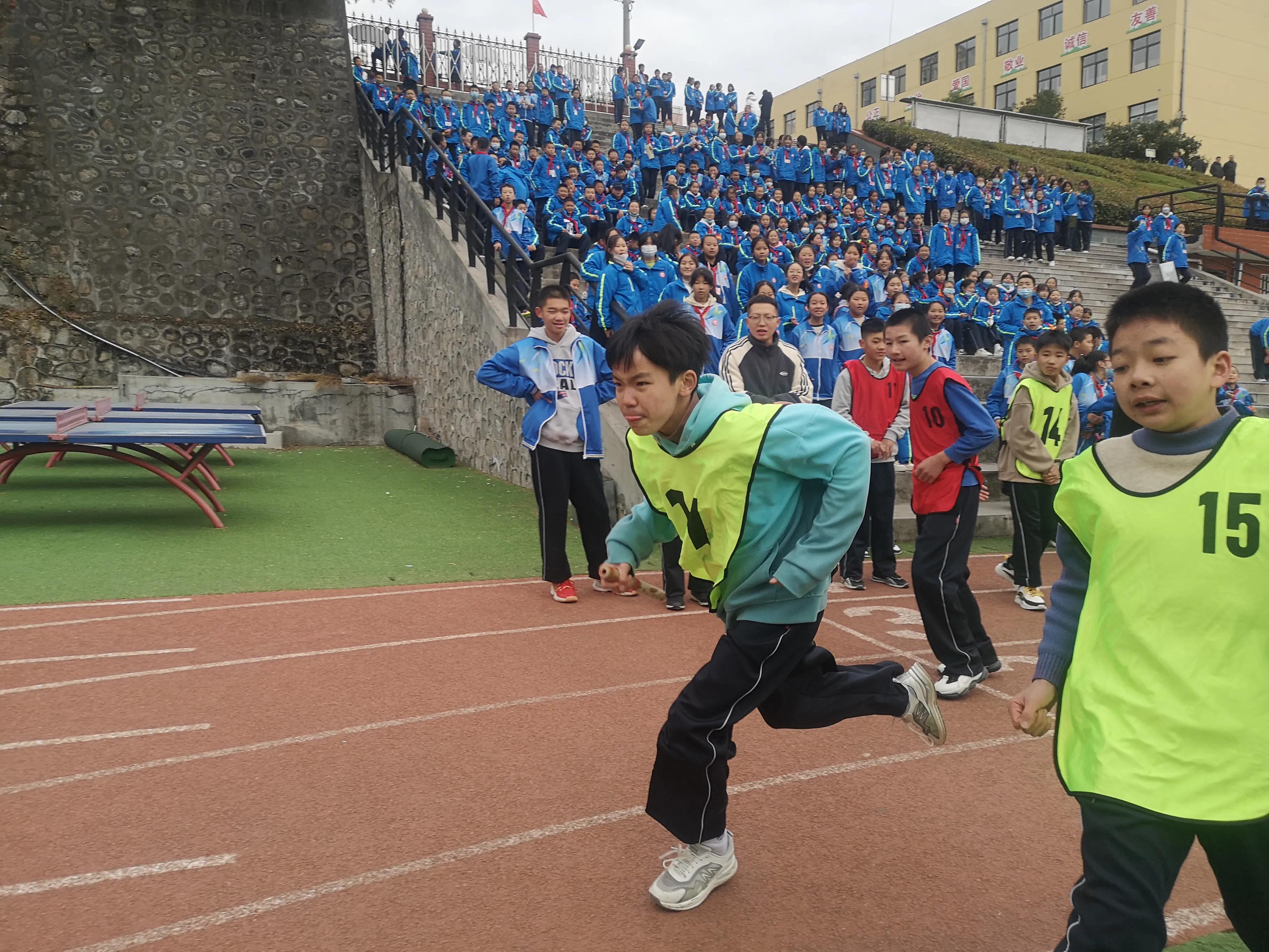 激烈的全班跑步比赛作文400字,激烈的接力比赛400字