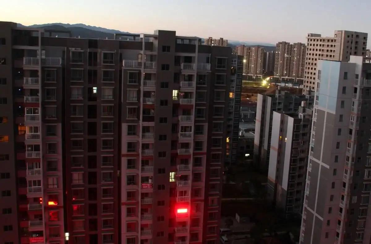 邻居买房放骨灰盒违法吗,居民楼改成骨灰存放合法吗