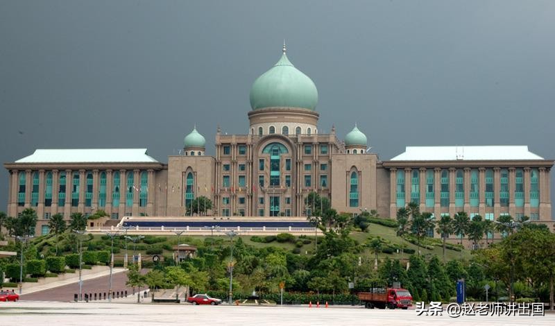 出国马来西亚打工多少钱一个月,出国打工劳务费用