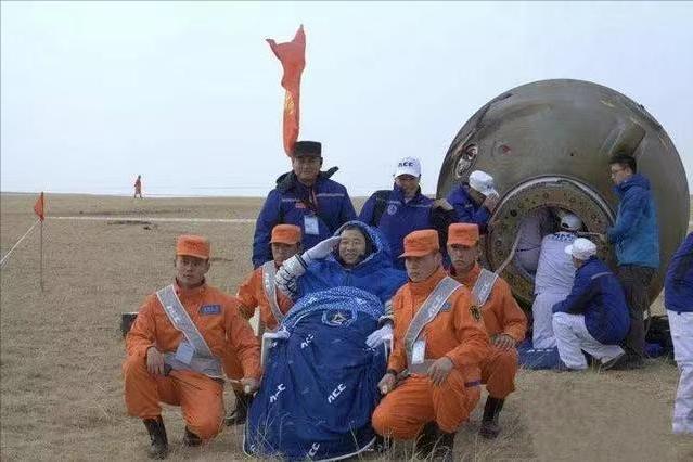 舱内航天服是怎么穿上和脱掉的,舱外航天服具备哪些功能