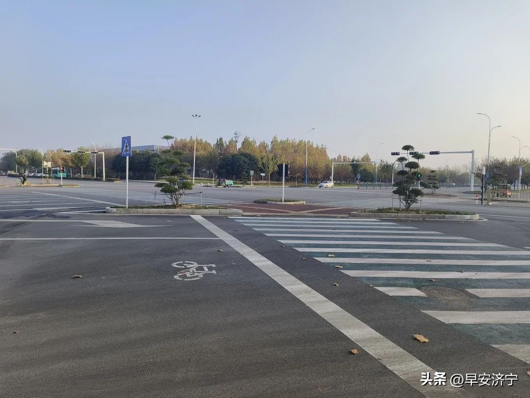 赞！海川路与山博路交叉口渠化改造，解决人车交织效果显著