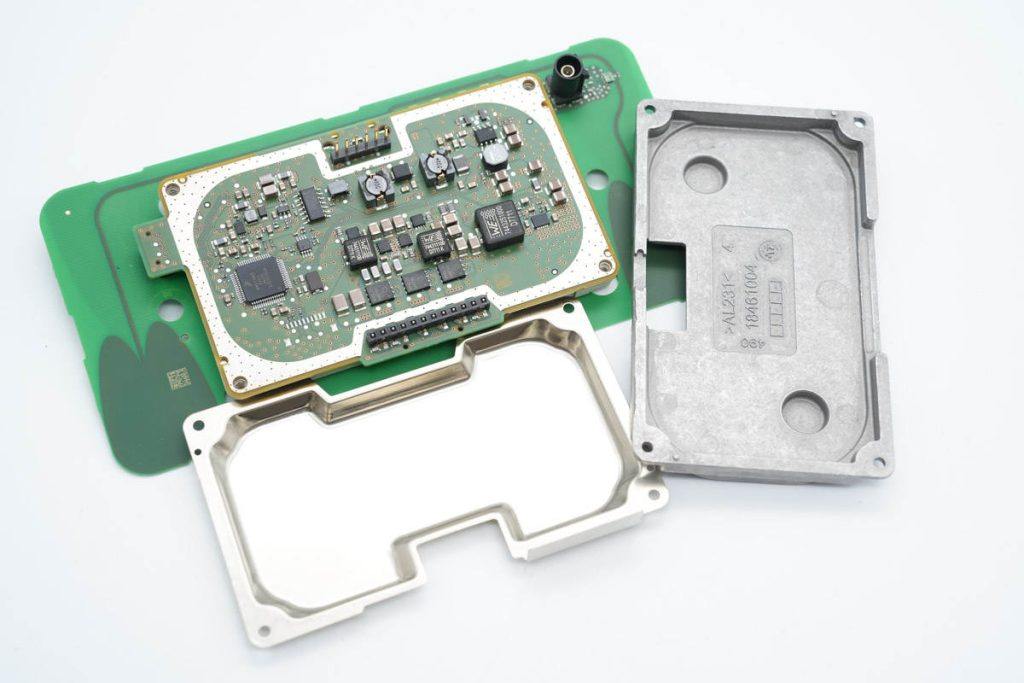 宝马5系无线充电拆解,宝马5系充电器怎么拆