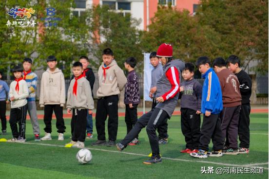 河南省体教融合“奔跑吧·少年”冠军来到濮阳市、许昌市襄城县、驻马店市的校园,给学生普及科学体育知识