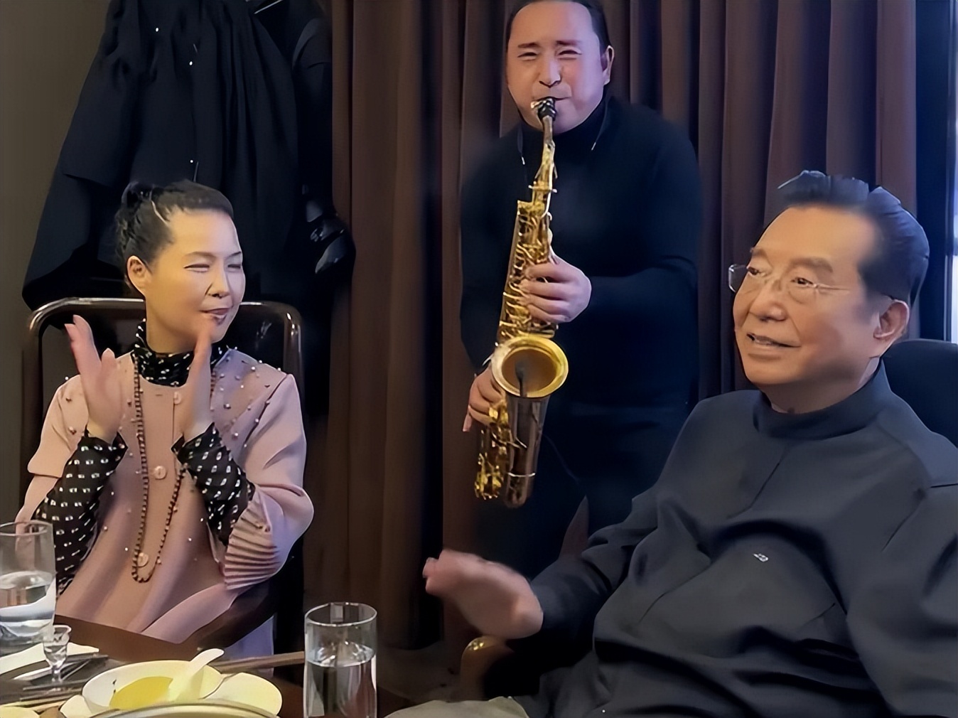 周末2天6个瓜！一线女星傍大佬，TVB视后陪睡，李双江带儿子移民