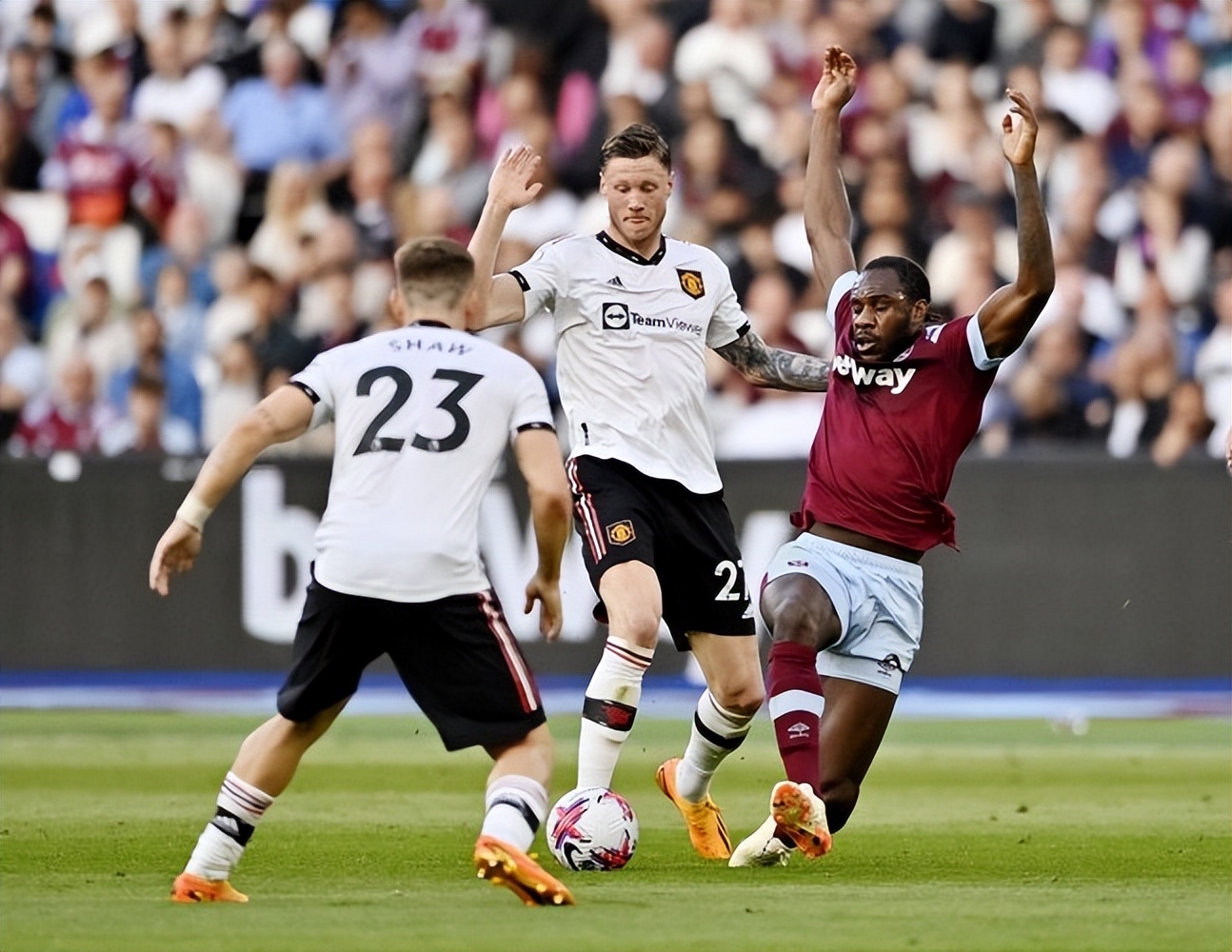 曼联4比1贝蒂斯维格霍斯特,曼联更衣室暴怒