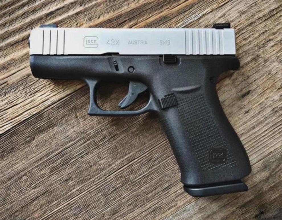 美2岁儿童玩枪打死母亲,外国两岁小孩开枪打死母亲