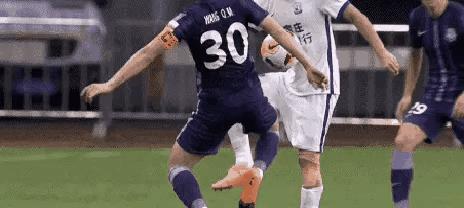 保级队首胜重大改判，无视VAR介入提醒，中超昏哨纵容国脚逃红牌