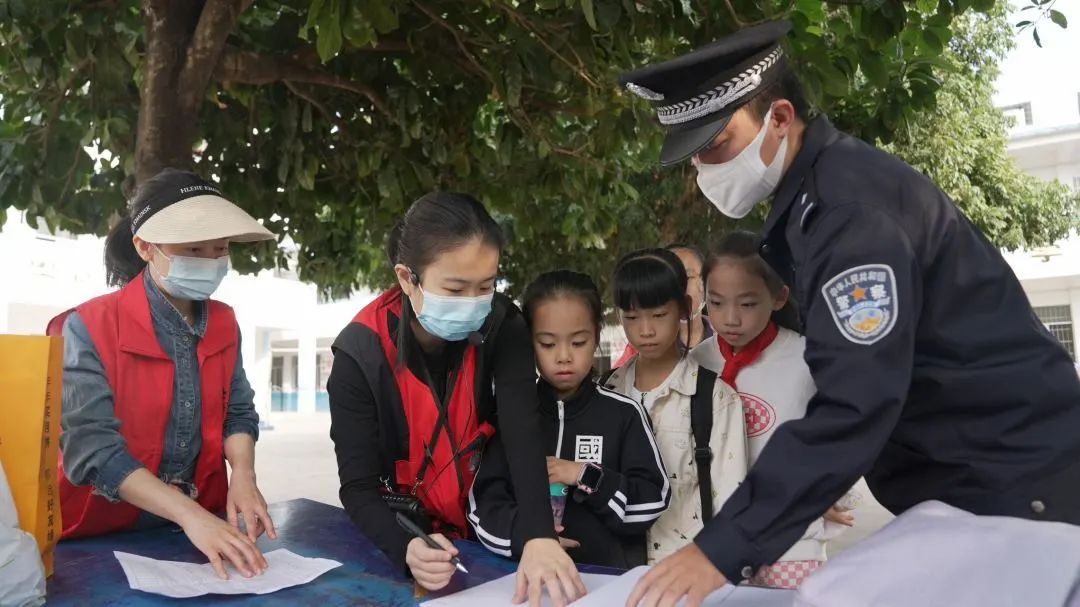 学习宣传贯彻*党**的二十大精神｜助力乡村振兴南宁公安在行动