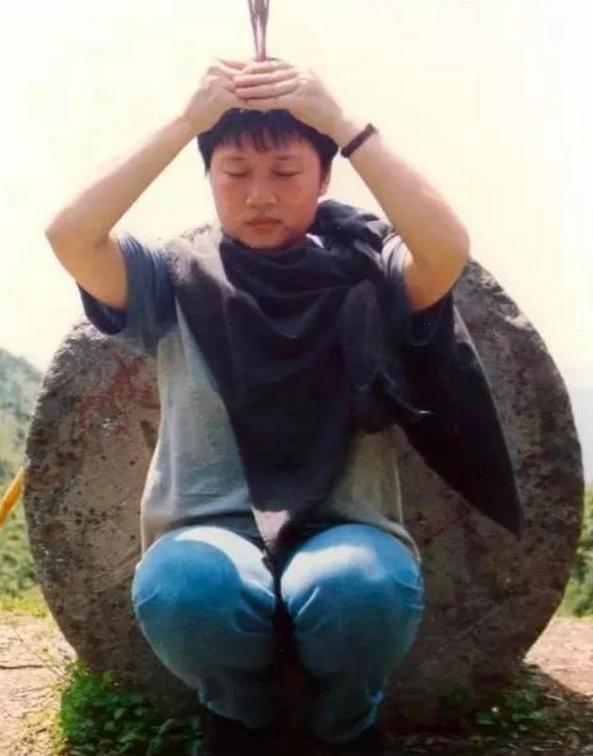 李娜出家后第一次演唱的歌,一代歌后李娜为何选择出家