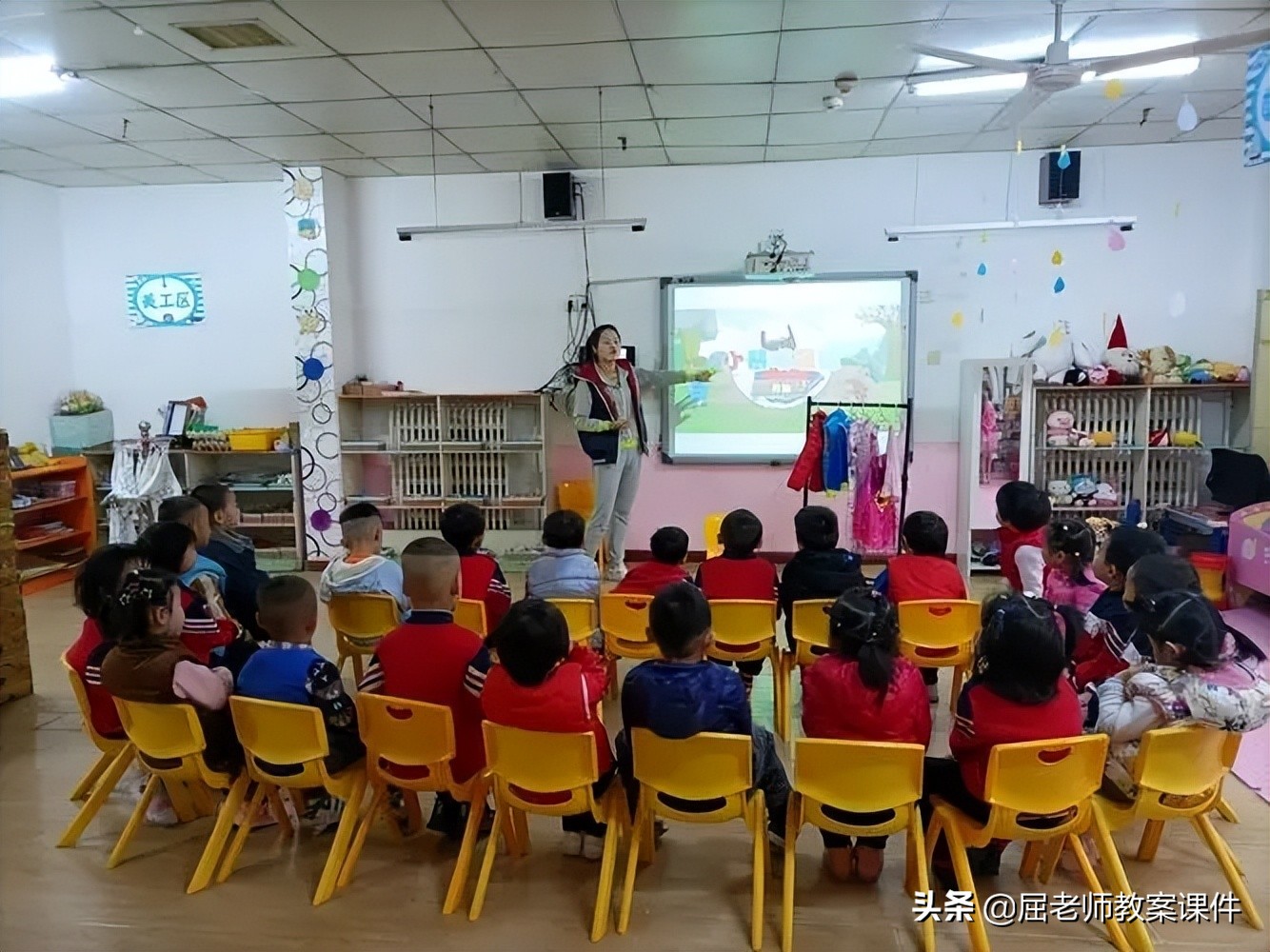 屈老师小班数学教案《小熊服装店》