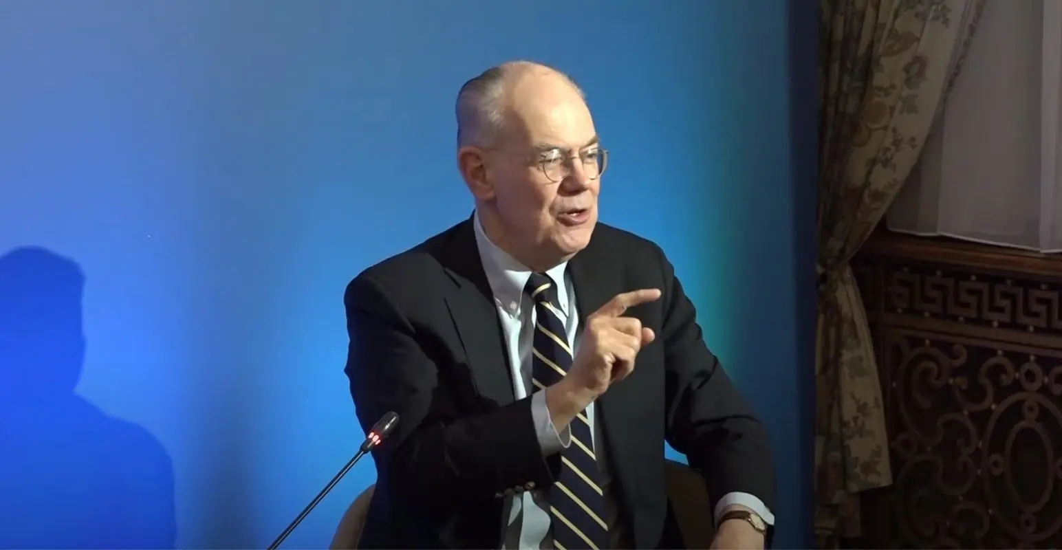 美学者对中国提3个警告:不要低估美国残暴,不会让中国崛起!