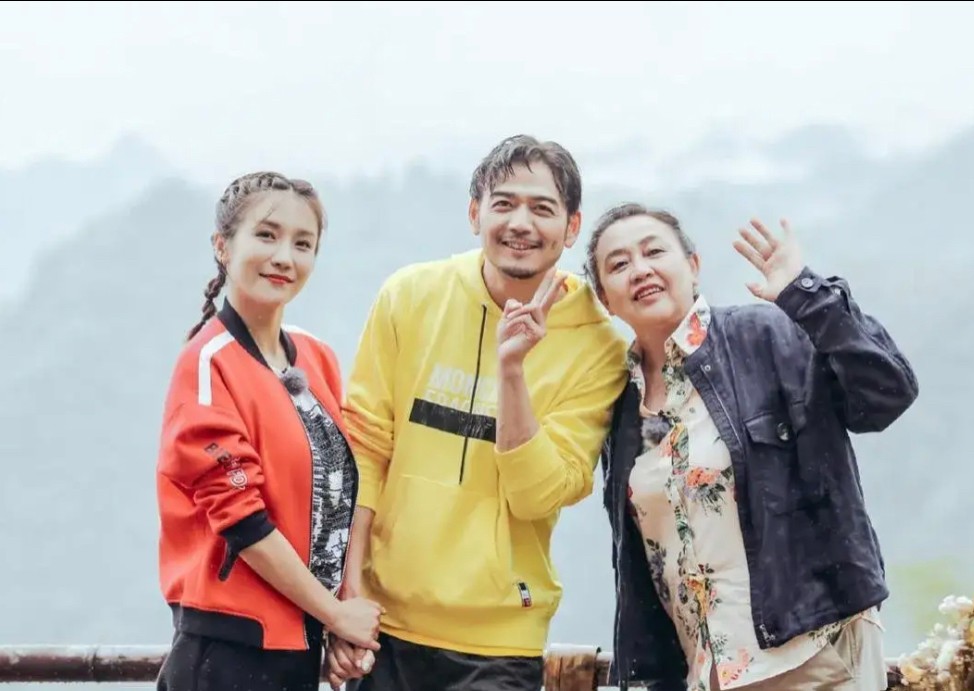 杨烁为娇妻庆生,杨烁张晋一家三口