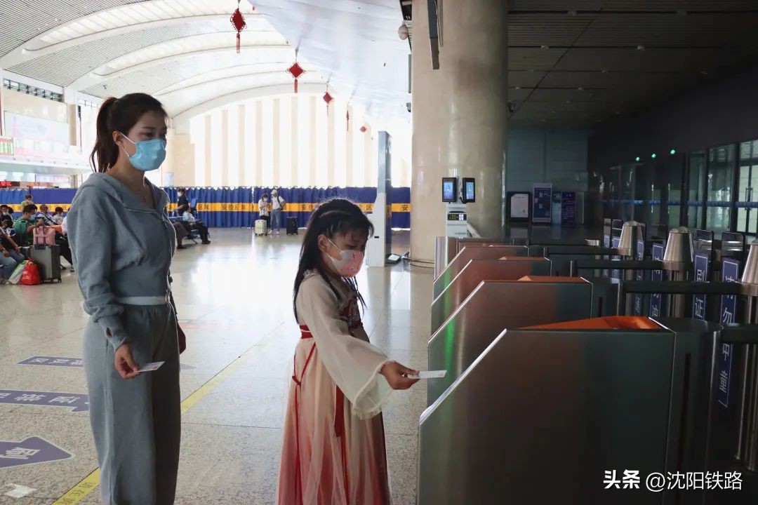 带两个宝宝坐火车孩子需要买票吗,妈妈坐火车带宝宝需要购票吗