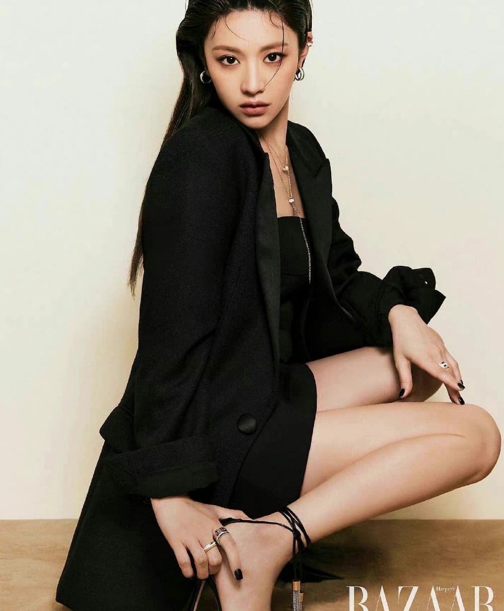 高允真黑白写真如何打光,韩国女明星高允真穿搭