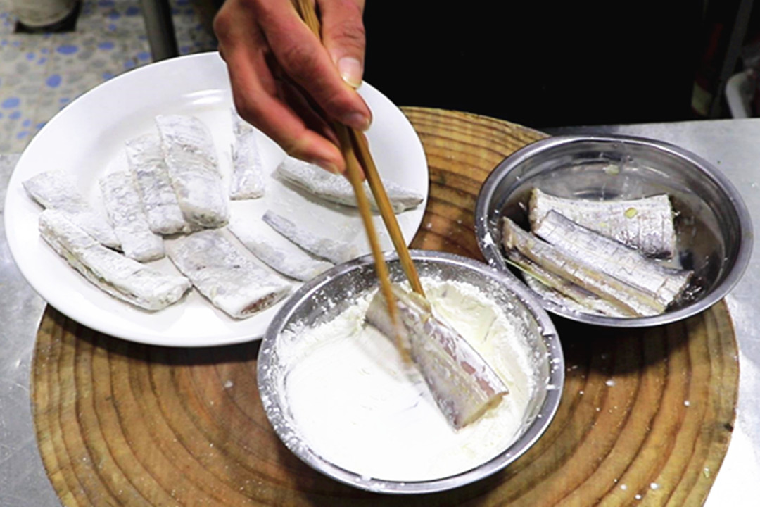 黄眼睛带鱼跟黑眼睛带鱼有啥区别,带鱼是黄眼睛好还是黑眼睛好吃