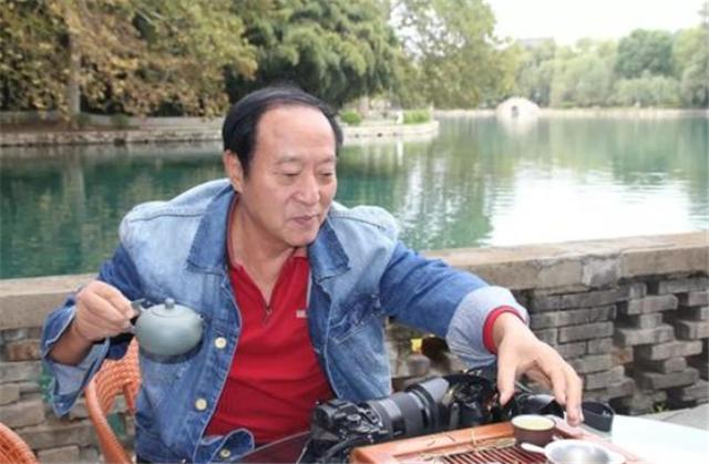 牛群和冯巩晚年见面,牛群辞官