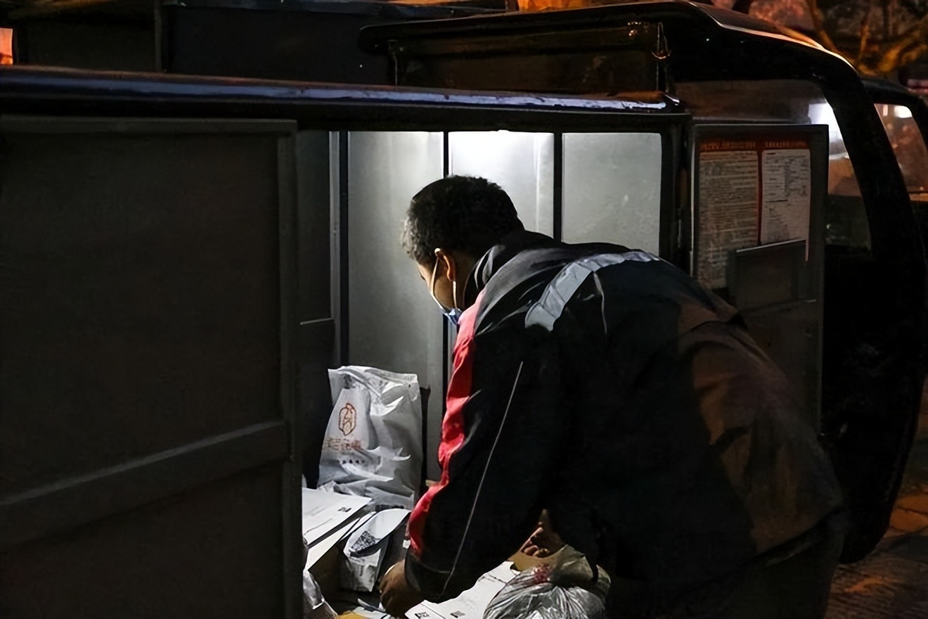 香港一对老年夫妇跳楼身亡,香港父母双双跳楼案