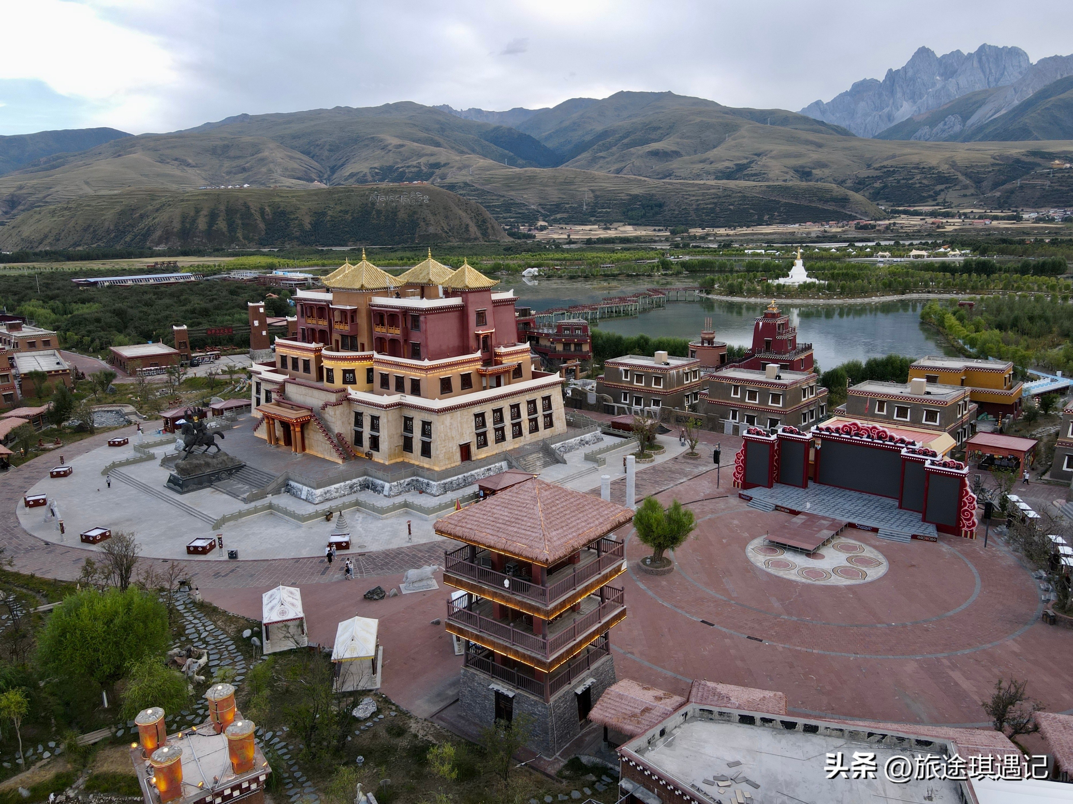 沿着317国道经过甘孜县格萨尔王城,317国道马尔康到甘孜县一路风光