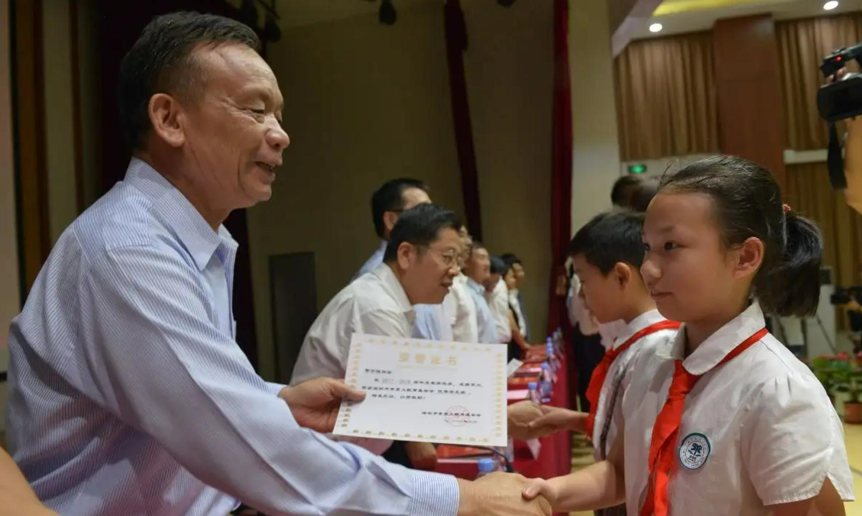 他15岁考入清华后还在工地打工,15岁开始打拼如今过亿身价的他