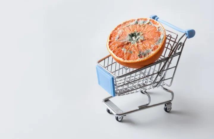 买到过期食品学会正确维权,买到过期食品不敢去要赔偿怎么办