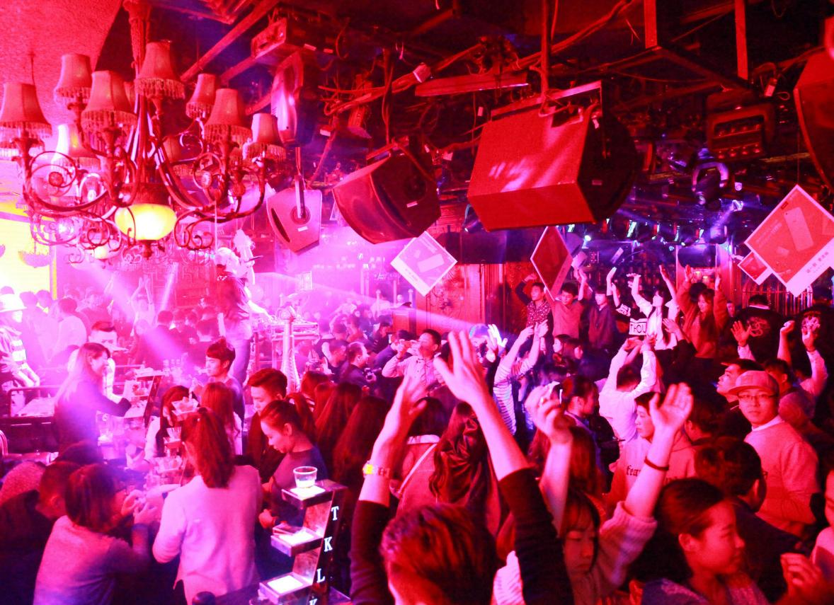 祸害女性的“液体快乐丸”多可怕？“听话水”为何会让人乖乖听话