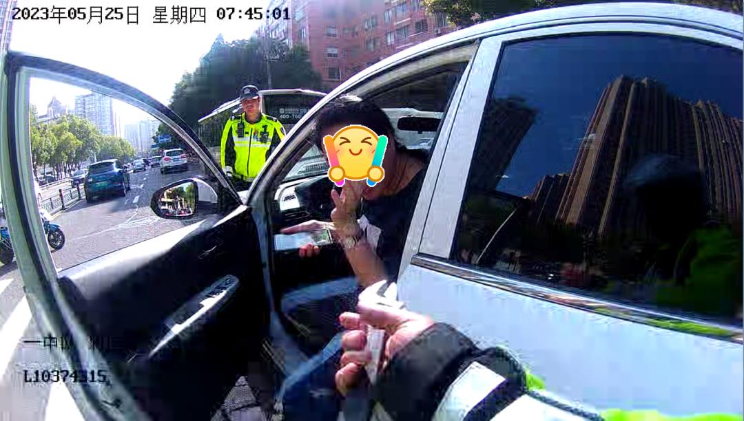 车辆故障交警们秒变修车工,小车隧道内遇故障铁骑迅速处理