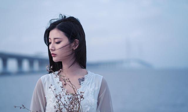 一位女子被迫吸毒,一女子被迫吸毒