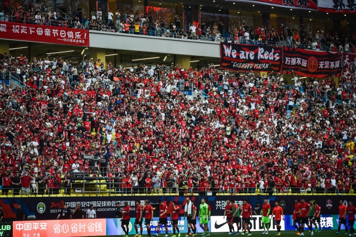 成都凤凰山看球的气氛,外地人来凤凰山看球