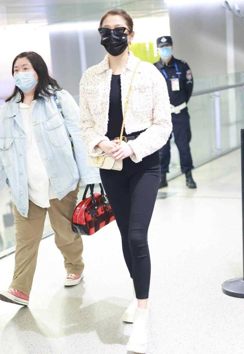 关晓彤穿短裤配小白鞋,关晓彤穿修身裤