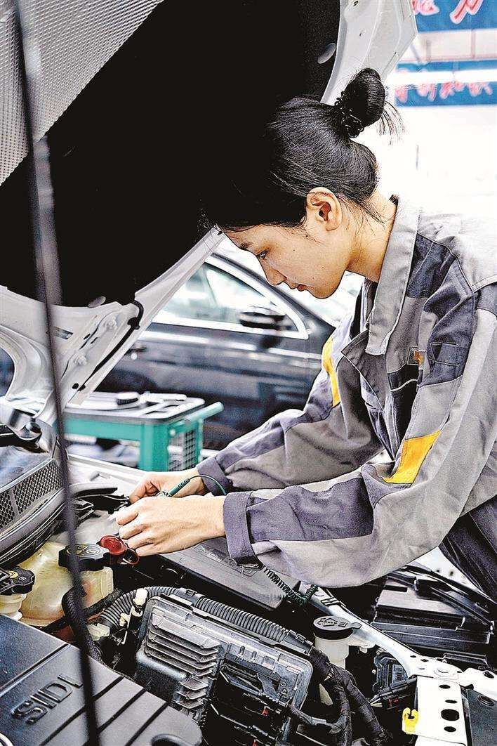 青柠原创|17岁“汽修女孩”爆红，读职校也可获汽车名企高薪聘请