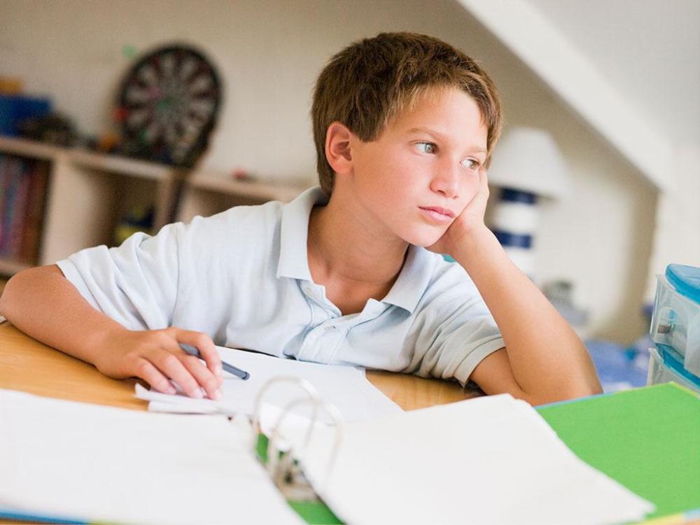 孩子玩手机影响睡眠了怎样控制,孩子玩手机夜里不睡觉怎么办