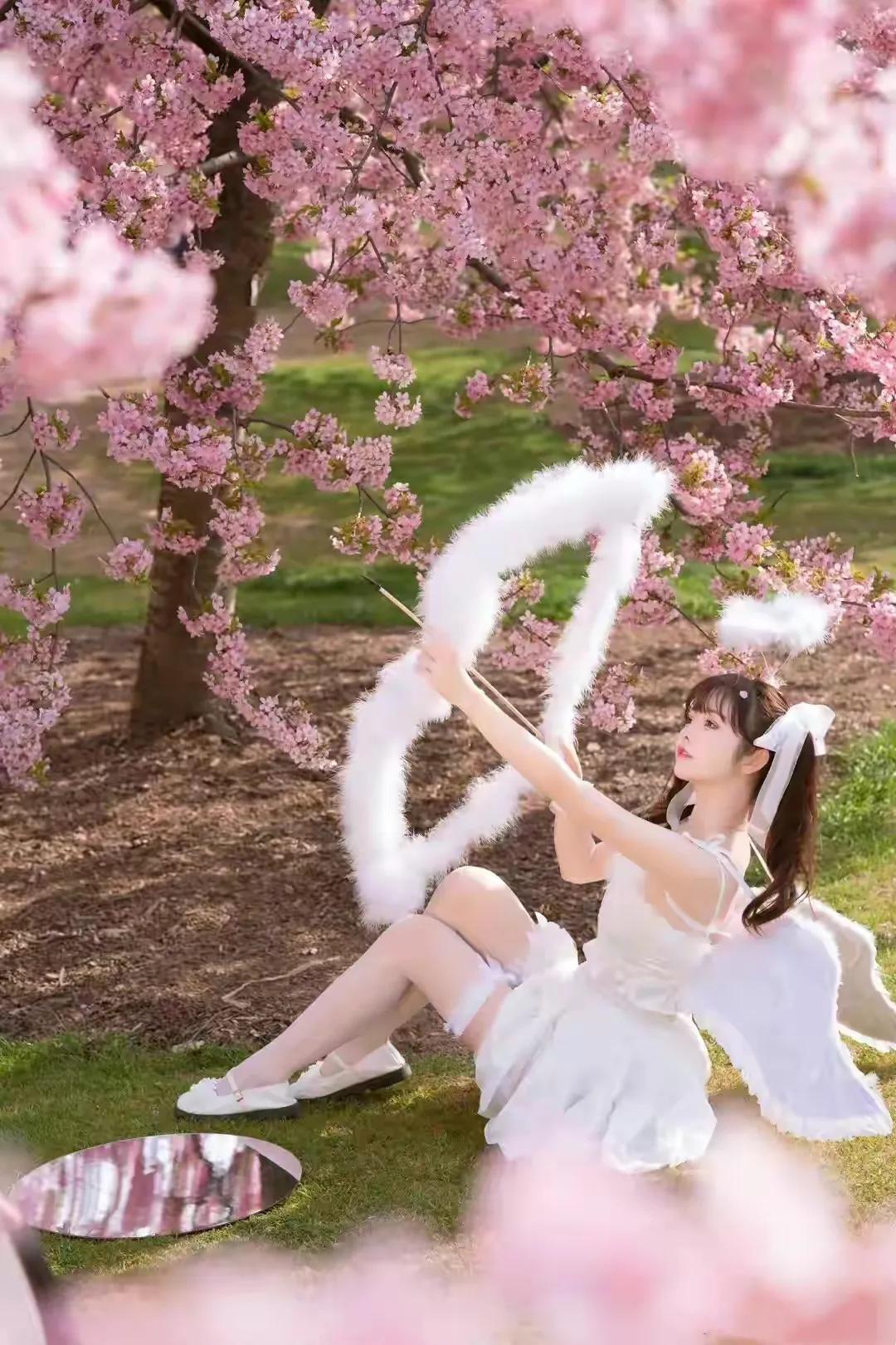 赞美女人美丽动人的诗句,形容女子妆容美丽的诗句