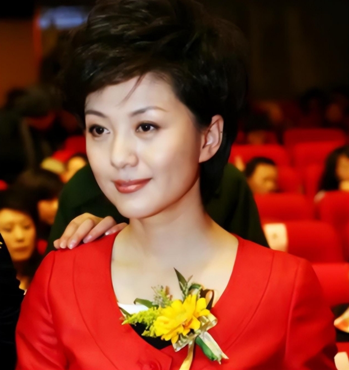 央视主持人海霞经历及婚姻家庭,海霞嫁清华教授恩爱23年视频播放