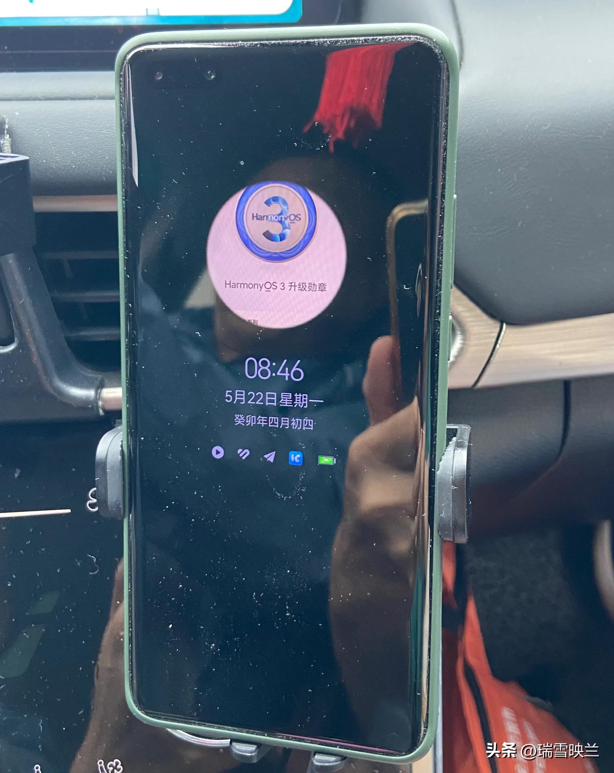 手机掉地上屏幕成彩条状能修吗,手机掉地上屏幕失效